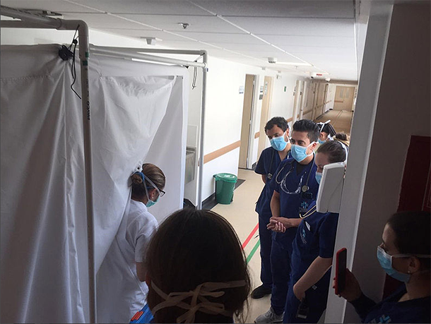 Egresados y profesores UNAL diseñan cabinas
							para personal médico